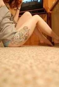 Patrón de tatuaxe en cor da perna