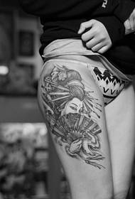 ni gbese itan Japanese geisha dudu ati funfun tatuu