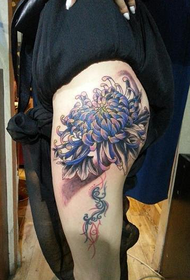 Immagine del tatuaggio del crisantemo sul petto delle cosce