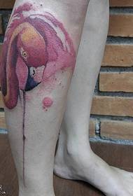 Hoʻomaʻamaʻa iki ʻo Calf i ka mūhou flamingo tattoo