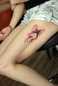 le gambe femminili colorano il piccolo modello del tatuaggio dell'arco fresco