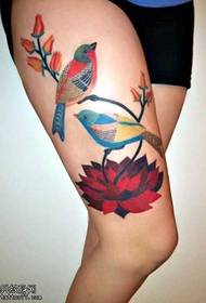 다리 아름다운 새 연꽃 문신 패턴