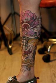 tatuaggio gamba fiore peonia