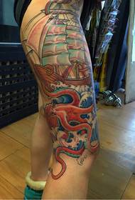 Patrón de tatuaje de pulpo navegando muslo