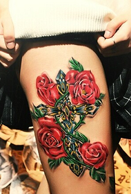 hermosas piernas y fascinante tatuaje de rosa cruzada