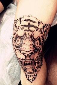 patrón de tatuaje de cabeza de tigre de rodilla