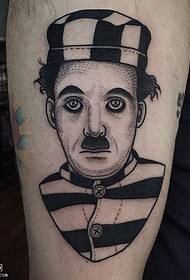 Cosúil le patrún tattoo mustache na hEorpa agus Mheiriceá