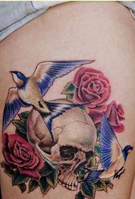 腿部个性时尚好看的骷髅玫瑰花纹身图