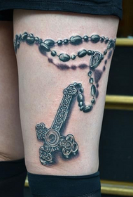 ženska stegna križ tetovaža