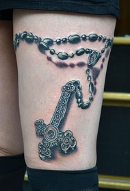 tatuaggio femminile con catena incrociata sulla coscia