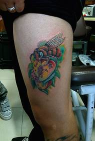 Modello di tatuaggio carino ape coscia