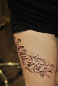 Ноги девушки выглядят хорошо, авангардные волнистые буквы татуировки