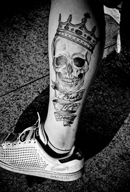 ຮູບແບບ tattoo skull ສີດໍາແລະສີຂາວ