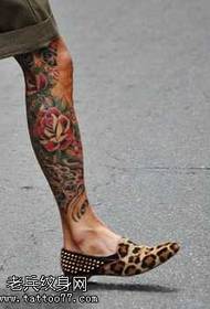 Tatueringsmönster med benets fulla ben