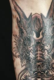 Tatuaje de dragón malvado blanco y negro con sabor pesado