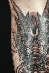 Mabug-at nga kolor nga itom ug puti nga dautan nga tattoo sa dragon