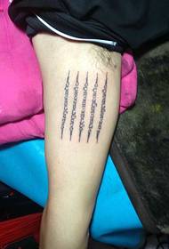 immagine unica del tatuaggio del sanscrito con le gambe