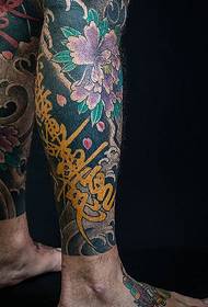 immagine del tatuaggio totem di colore abbastanza accattivante delle gambe