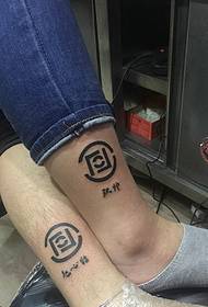 Kūrybingas viso ilgio kojų poros tatuiruotės paveikslėlis
