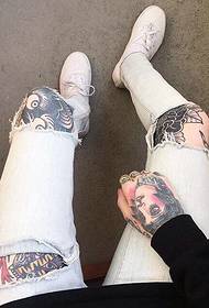 adatto per foto di tatuaggi di fiori alla moda con ragazze barbarie