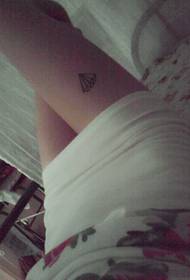 tatuaggio di moda semplice di gambe di ragazze diamante