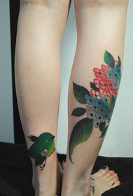 Feminin kalv trevlig plommon fågel tatuering