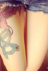 mergaitės šlaunies phoenixo tatuiruotės modelis