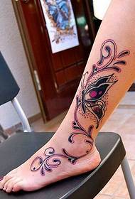 modèle de tatouage vigne papillon jambe