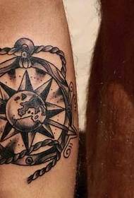 Modello di tatuaggio bussola dall'aspetto semplice e piacevole