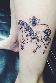 Tattoo bukuroshe e zezë dhe e bardhë e kalit i bën këmbët të mos jenë më monotone
