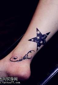 Motivo tatuaggio stella gamba