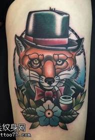 Ọgbẹni Fox tatuu lori itan