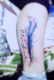 kleurige feather tatoeage foto oan 'e bûtenkant fan' e skonk
