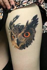 Modello di tatuaggio testa di gufo coscia