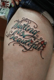 Tatuaggio parola inglese corpo coscia fiore fresco