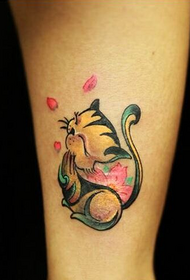 여자의 다리는 고양이 문신 패턴을 볼 수 있습니다