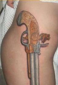 frumusețe sexy fată tatuaj preferat pistol