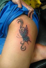 imagen de tatuaje de mariposa de muslo femenino