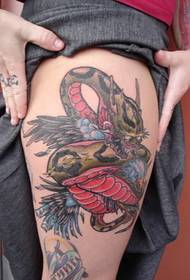 ženska modna tendencija tetovaža zmija na nozi