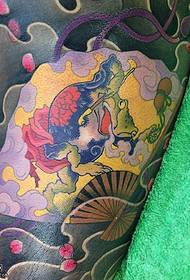 Tagh walijichora muundo wa tattoo ya fuvu la dhahabu