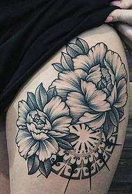 dalawang larawan ng bulaklak na tattoo na nagtatago sa hita ng batang babae