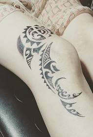 Meedchen Been Perséinlechkeet Totem Tattoo Bild