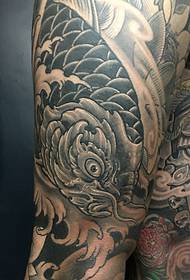 gambe in bianco e nero grande calamaro tatuaggio immagine personalità sfrenata