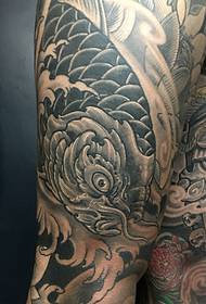 gambe in bianco e nero grande calamaro tatuaggio immagine personalità sfrenata