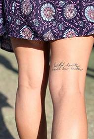 女性腿部一条漂亮的英文纹身图案