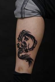 mäns kalv mode dragon tatuering