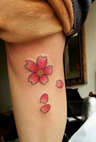 Klein vars blomme tatoeëring prentjie van die kalf is ongelooflik