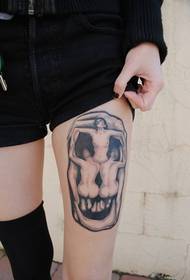 tetovaža lubanje portreta ženske noge