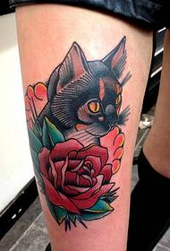 時尚女孩大腿上的玫瑰和貓紋身圖案