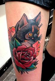 coxas de nenas de moda no patrón de tatuaxe de rosa e gato